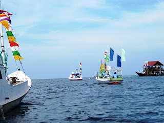 x1.Lomba Perahu Hias, sebagai ajang pelibatan masyarakat, meningkatkan budaya dan kreasi, serta menanamkan kesadaran konservasi, dengan mengarahkan hiasan kapal mengarah pada konservasi.