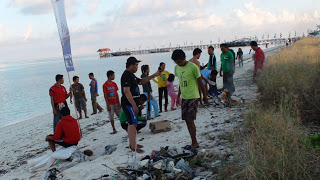 Bersih pantai sebagai aksi kepedulian terhadap kebersihan lingkungan kawasan taman nasional.