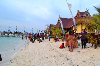 Masyarakat desa disalam dan sekitar kawasan memenuhi pulau tinabo menyaksikan dan ikut serta dalam Festival Taka Bonerate 2012.